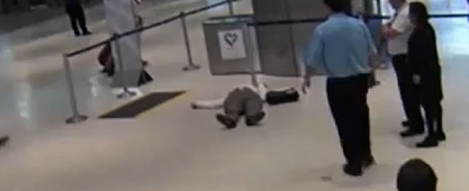 Copertina di Chiede la carta d’imbarco ma viene messo ko dall’impiegato. Anziano chiede 1milione di risarcimento alla United Airlines