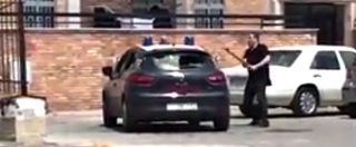 Copertina di Follia a Torre Annunziata: uomo sfascia con una mazza l’auto dei Carabinieri. La furia dopo un controllo