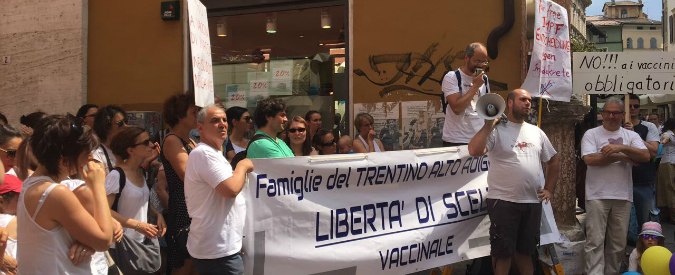 Vaccini, Lorenzin: “Decreto martedì”: a Trento protesta contro l’obbligo: “Ma non chiamateci no Vax”