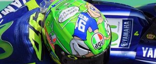 Copertina di MotoGp Mugello, “Mo je faccio er cucchiaio”: Rossi dedica casco a Totti