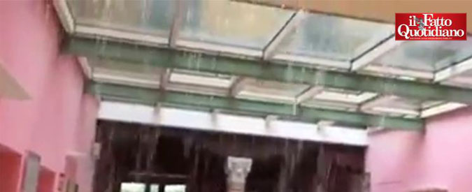 Copertina di Venezia, asilo nido comunale allagato. La denuncia del papà di un bimbo. L’assessore: “Falso e vergognoso allarmismo”