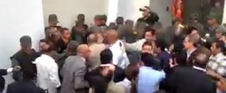 Copertina di Venezuela, caos in Parlamento: militari entrano e si scontrano con senatori e deputati