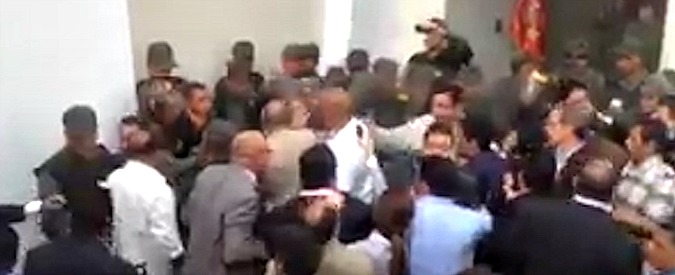 Copertina di Venezuela, caos in Parlamento: militari entrano e si scontrano con senatori e deputati