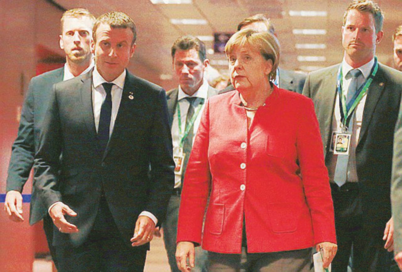 Asse franco-tedesco - Il presidente Macron con la cancelliera Angela Merkel - Ansa Brexit, Macron snobba May: “Abbiamo altro da fare”