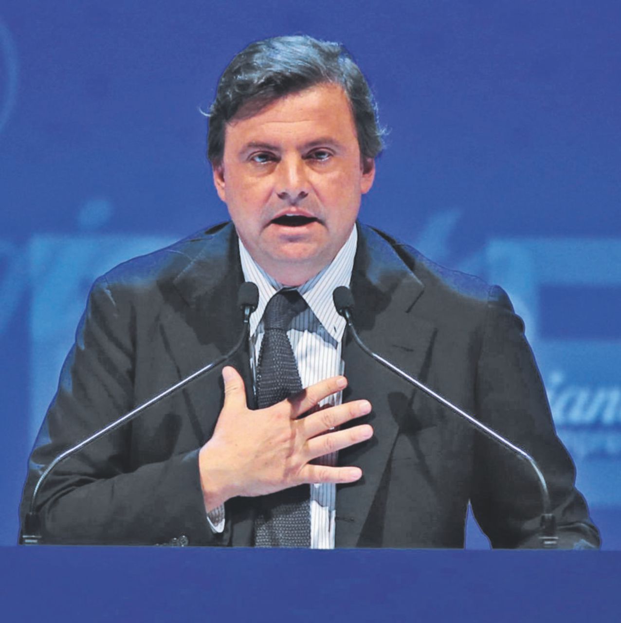 Chi, io? - Il ministro dello Sviluppo economico Carlo Calenda è finito nel mirino dei falchi del Pd - LaPresse La spinta delle lobby su Renzi e il piano per far fuori Calenda