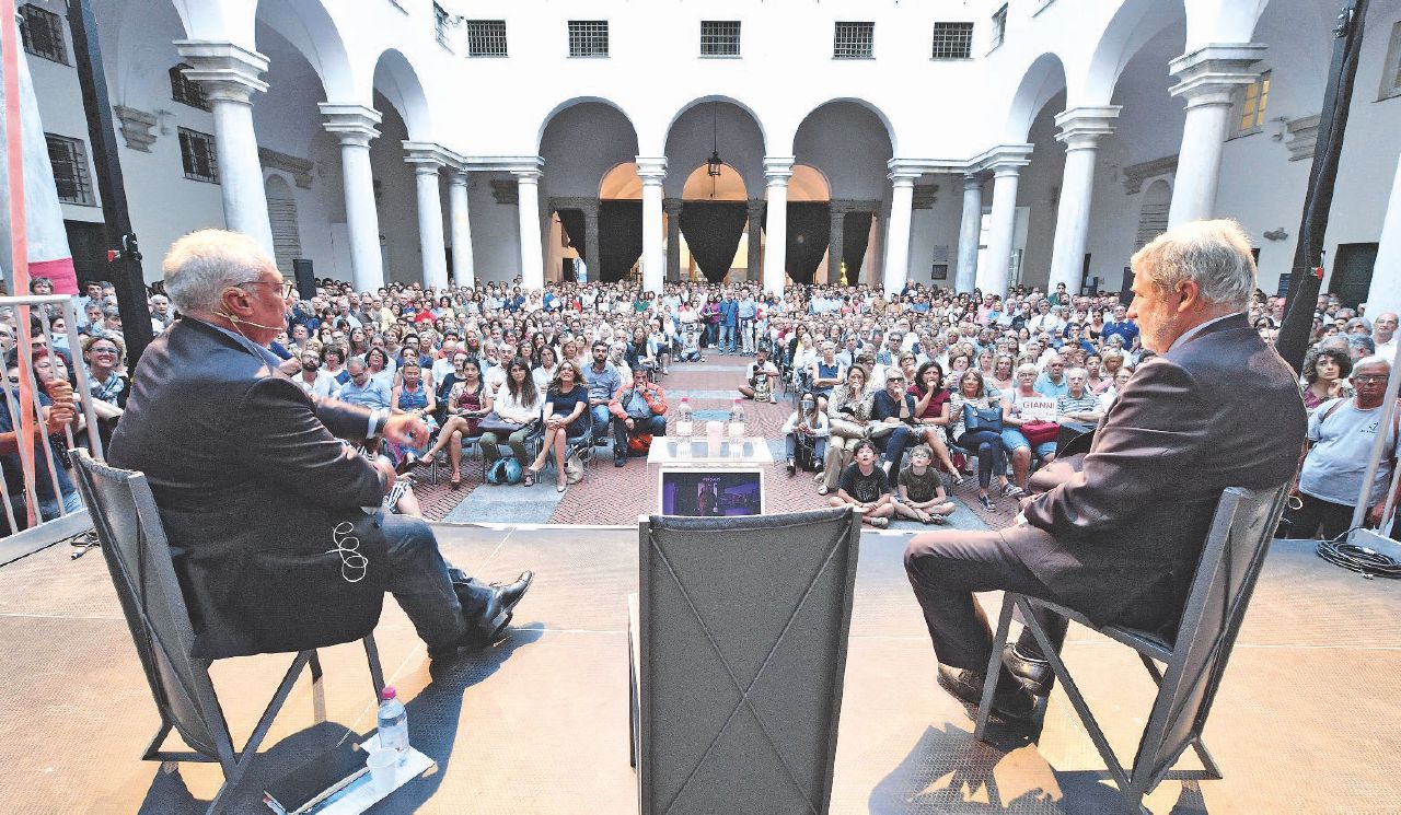 Sul palco - Gianni Crivello (a sinistra) candidato per il centro sinistra e Marco Bucci (destra) candidato per il centro destra, durante uno degli ultimi dibattiti - Ansa Genova, la destra in trionfo per la prima volta dal ’46