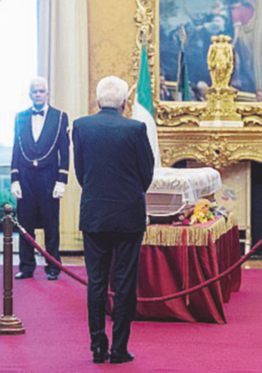 Mattarella, Boldrini e Raggi alla camera ardente per Rodotà Mattarella, Boldrini e Raggi alla camera ardente per Rodotà