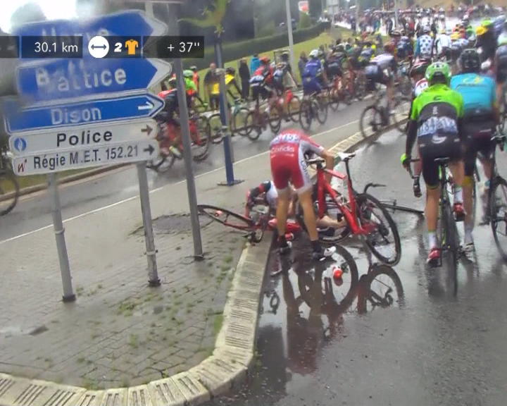 Copertina di Paura al Tour, maxi caduta a trenta km dall’arrivo: volano anche Froome e Bardet