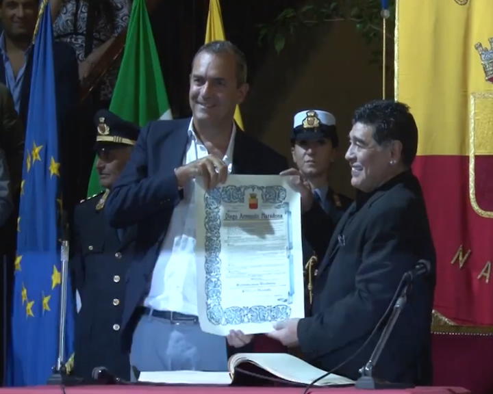 Copertina di Napoli, Maradona cittadino onorario. De Magistris: “Napoletano per sempre”