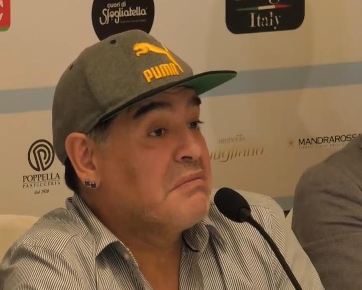 Copertina di Napoli, Maradona cittadino onorario: “Non ho ricevuto soldi. Li prendo solo a Dubai…”