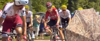 Copertina di Tour de France, occhio all’ombrello! Il vento gioca un brutto tiro ai ciclisti