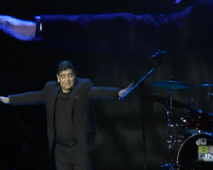 Copertina di Napoli, Maradona cittadino onorario fino al midollo: “Chi non salta juventino è!”