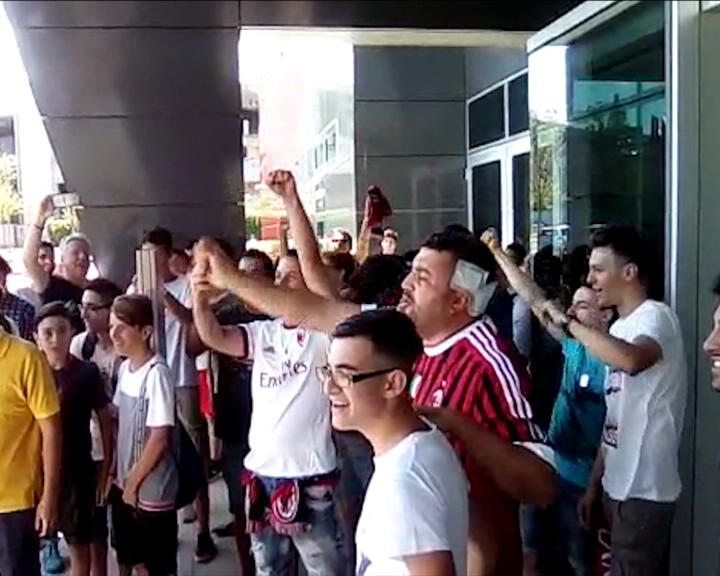 Copertina di Bonucci, festeggiamenti e cori dei tifosi davanti a Casa Milan: “Chi non salta bianconero è”