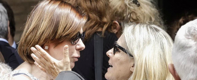 Copertina di Berlinguer, la sinistra si riunisce ai funerali della moglie di Enrico: da D’Alema e Veltroni fino a Sposetti e Madia