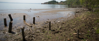 Siccità a Roma, venti pompe idrauliche abusive su terreni privati sequestrate sul lago di Bracciano