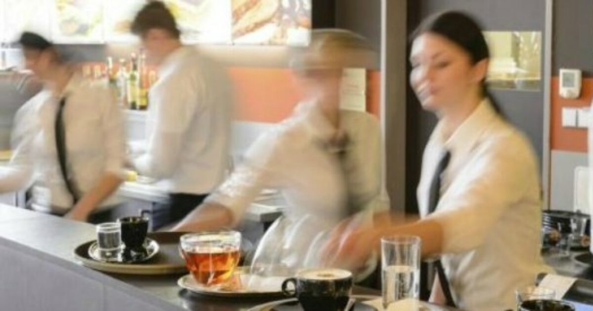Caposala di un ristorante cancellava le comande dei clienti e intascava i contanti, sottratti 45mila euro: accusato di furto aggravato e continuato