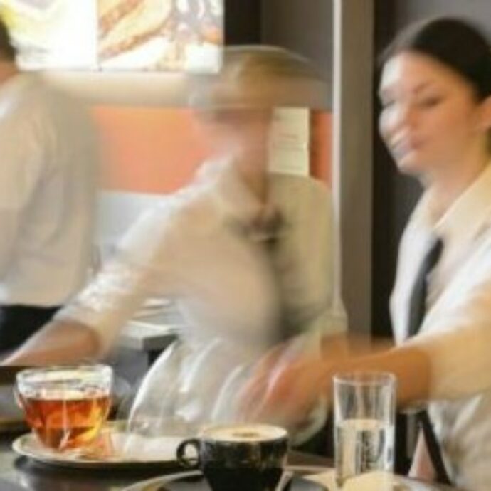 Caposala di un ristorante cancellava le comande dei clienti e intascava i contanti, sottratti 45mila euro: accusato di furto aggravato e continuato