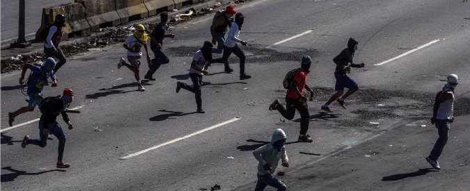 Copertina di Venezuela, caos nelle strade di Caracas: militanti chavisti assaltano il Parlamento. Aggrediti politici e giornalisti