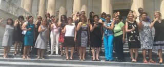 Copertina di Usa, le donne del Congresso sfidano il dress code: “Vogliamo usare abiti senza maniche”