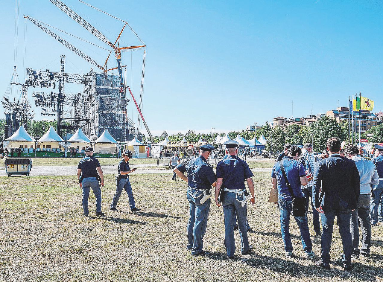 Copertina di È tutto rock’n’ roll: anche il formicaio che lavora al palco