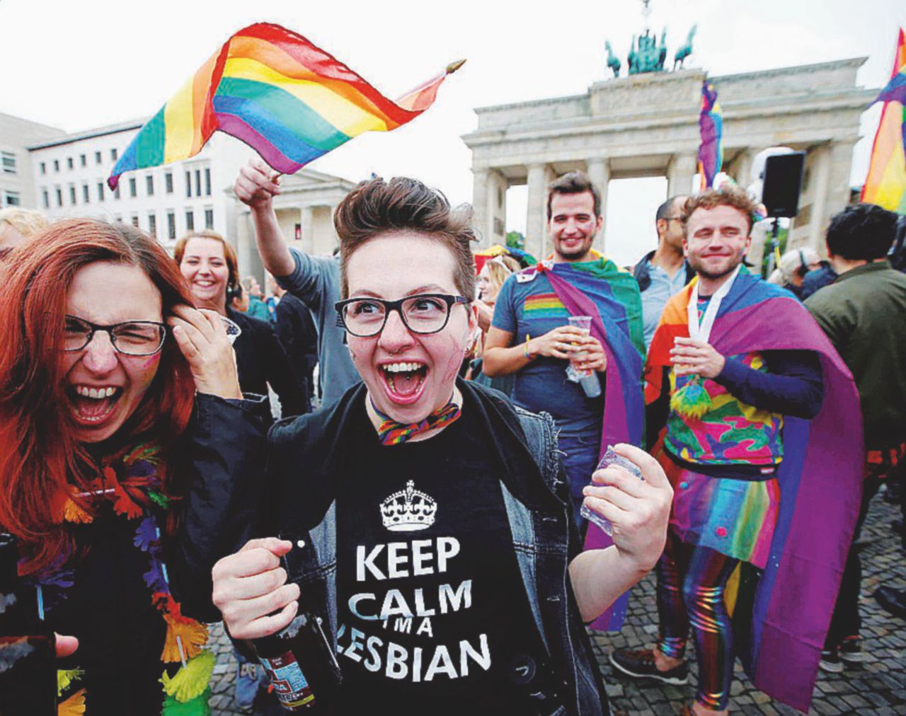 Gioia - Festa alla Porta di Brandeburgo L’ok ai matrimoni gay e le acrobazie politiche di Angela