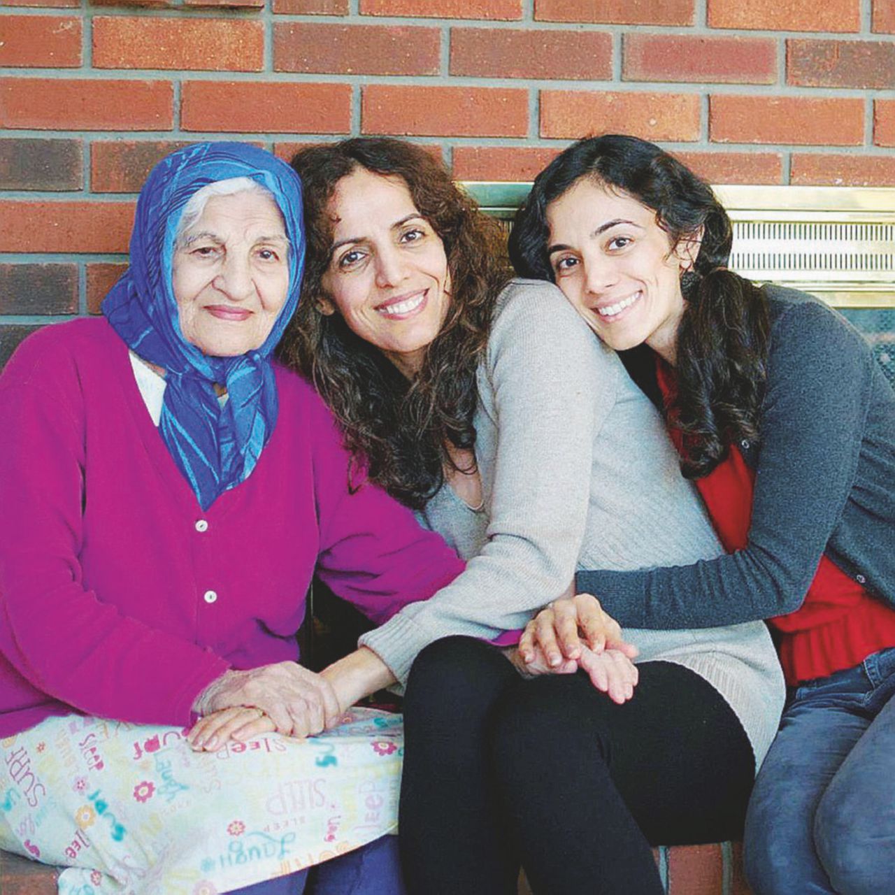 Il nemico - Elham Khatami con la nonna sul suo profilo Twitter - The Donald e il travel ban contro i “nonni terroristi”
