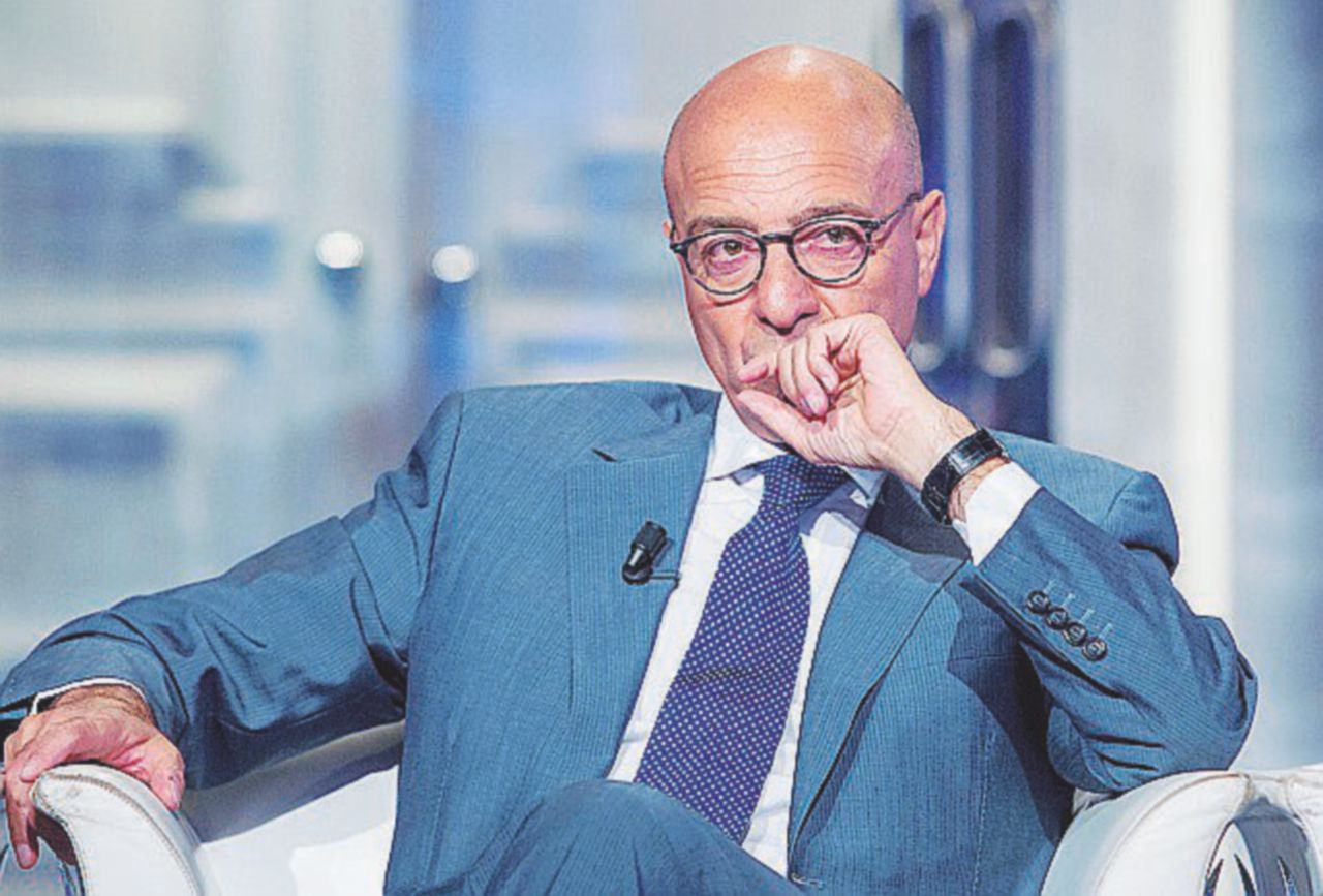 Scenari - Un intervento della ong Moas nel Mediterraneo e Angela Merkel. A sinistra, Nicola Latorre - LaPresse “Non chiuderemo porti e non useremo armi, ma stiamo scoppiando”