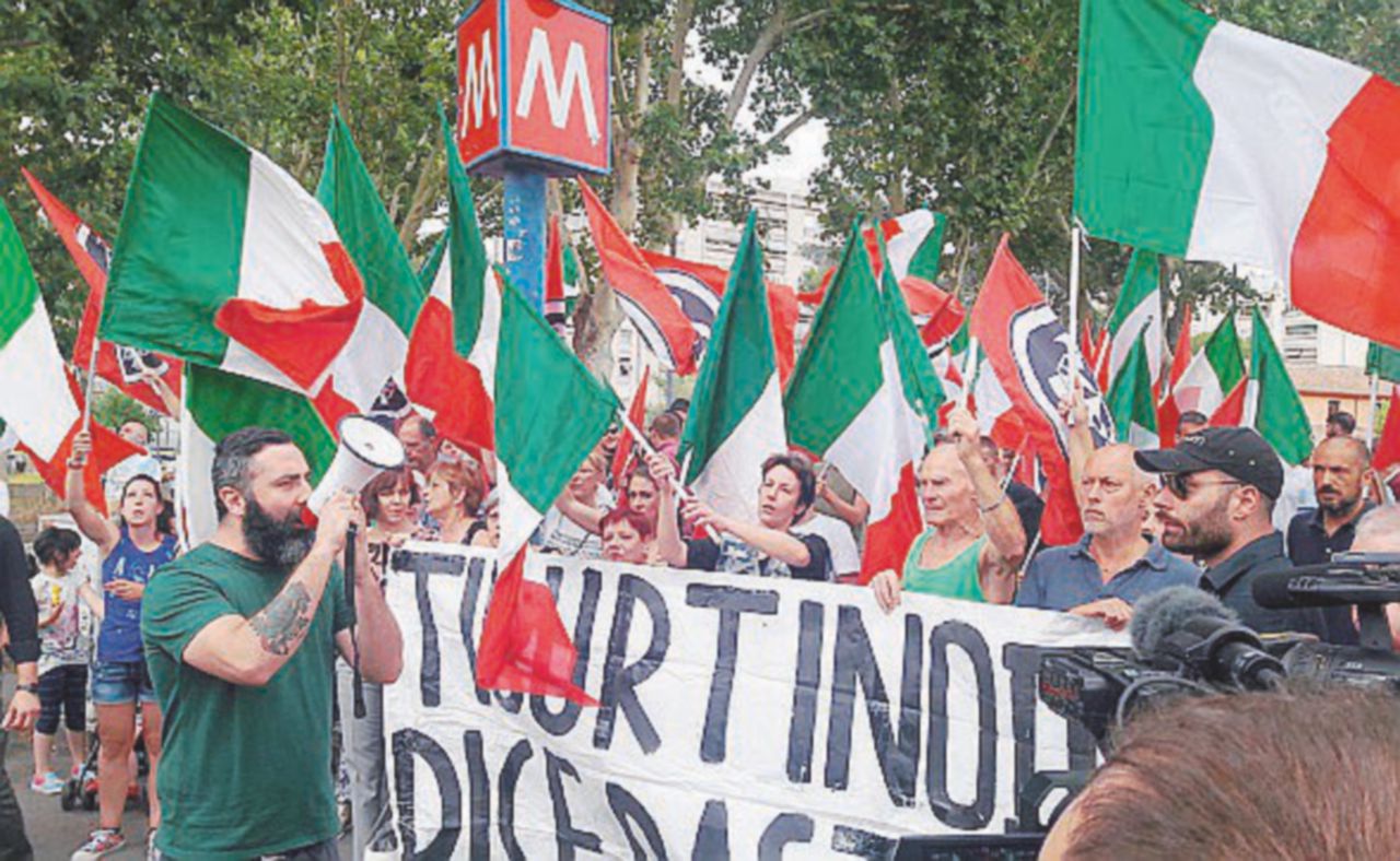 Roma, pestato bengalese assegnatario di alloggio In piazza fascisti e sinistra Roma, pestato bengalese assegnatario di alloggio In piazza fascisti e sinistra