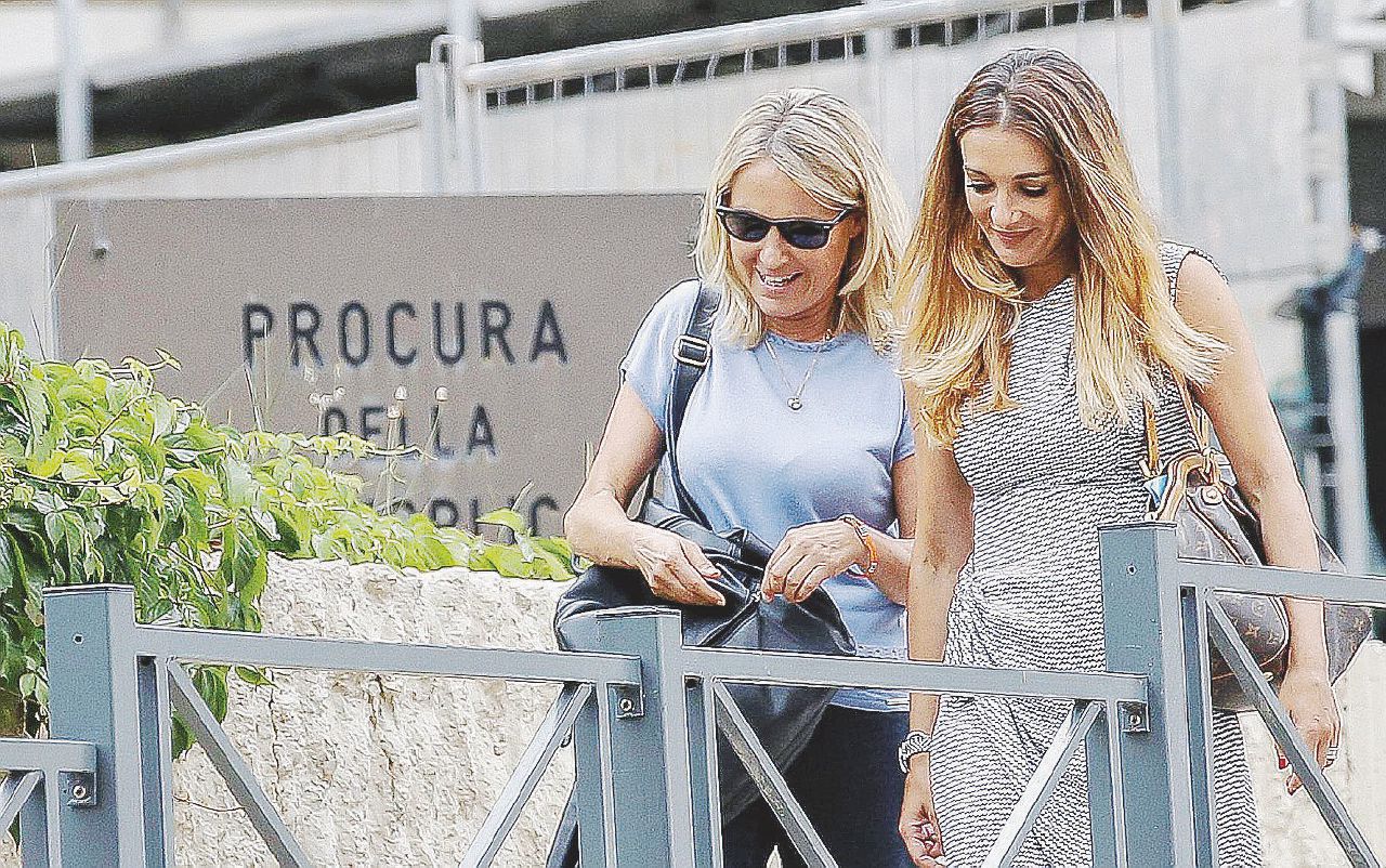 All’uscita - Federica Sciarelli mentre lascia gli uffici giudiziari con il suo avvocato, Giorgia Papiri - Ansa Consip, Sciarelli dai pm: “Nessuna notizia al Fatto”
