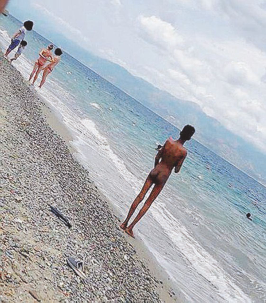 Un ragazzino nudo in spiaggia scatena i fascisti