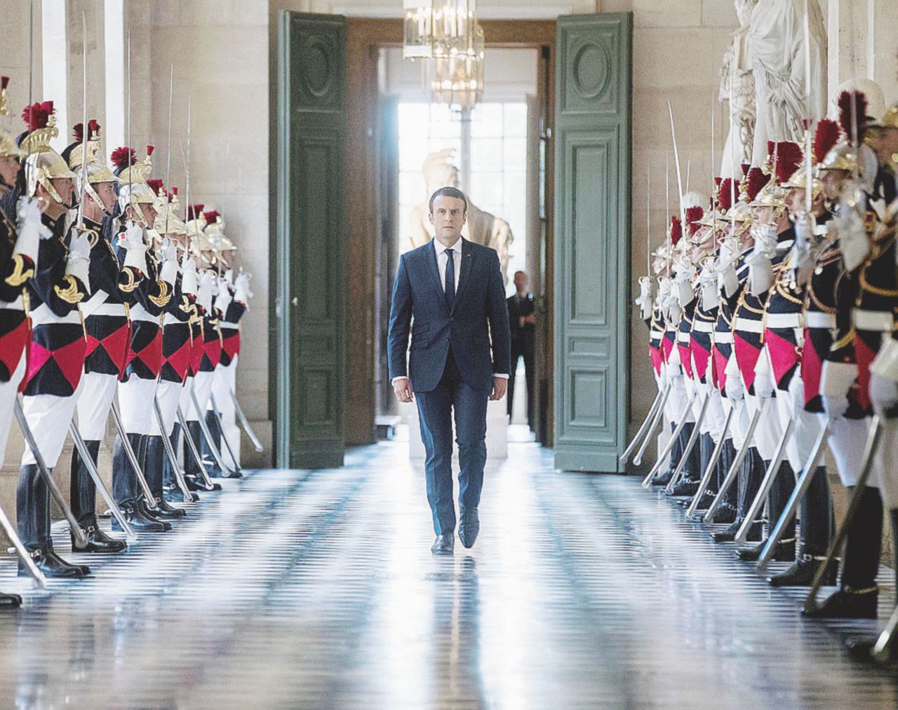 Copertina di Macron “copia” Renzi: taglio dei parlamentari e referendum