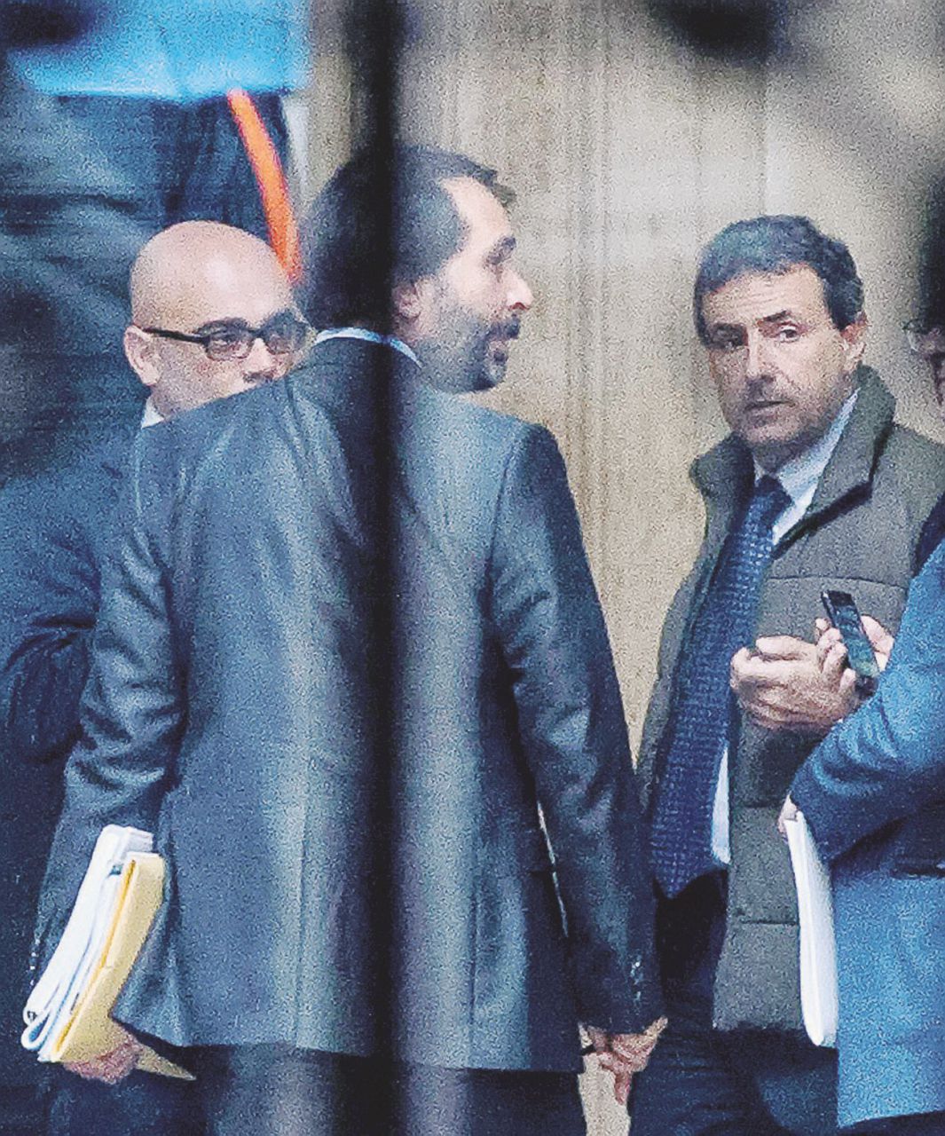 Copertina di Marra (quasi) libero. E Raggi prepara l’interrogatorio