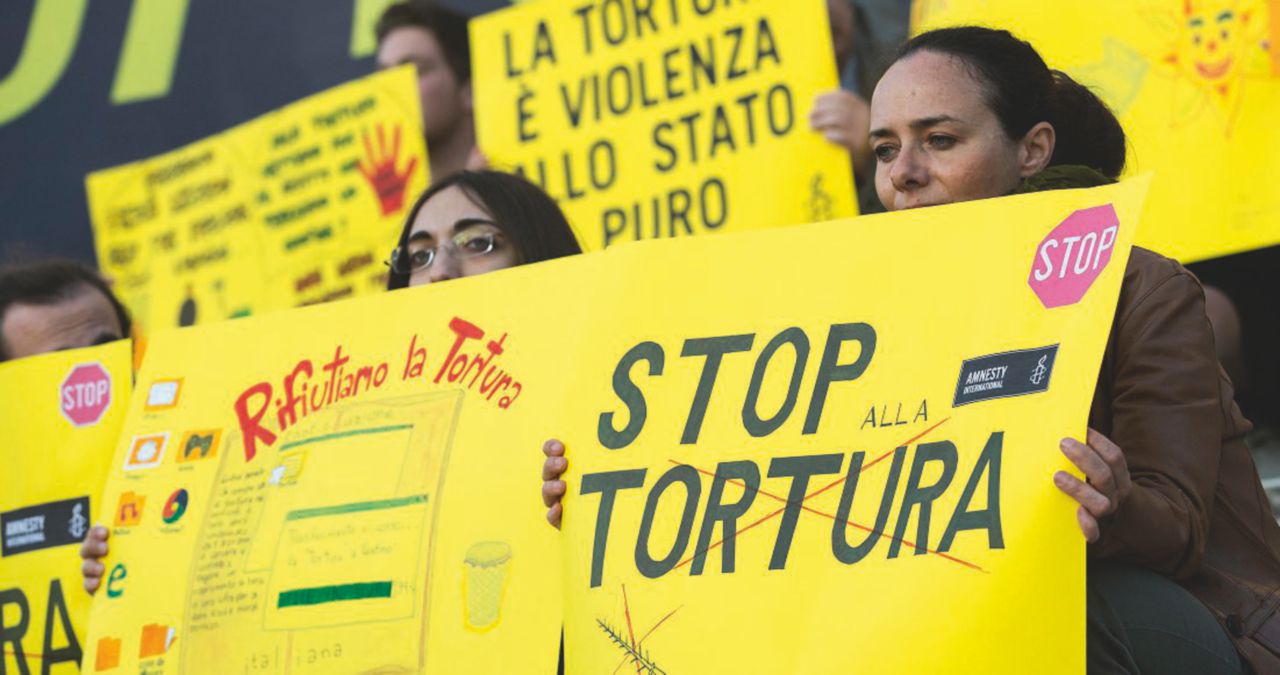 Tortura, passa la legge “salva forze di polizia”