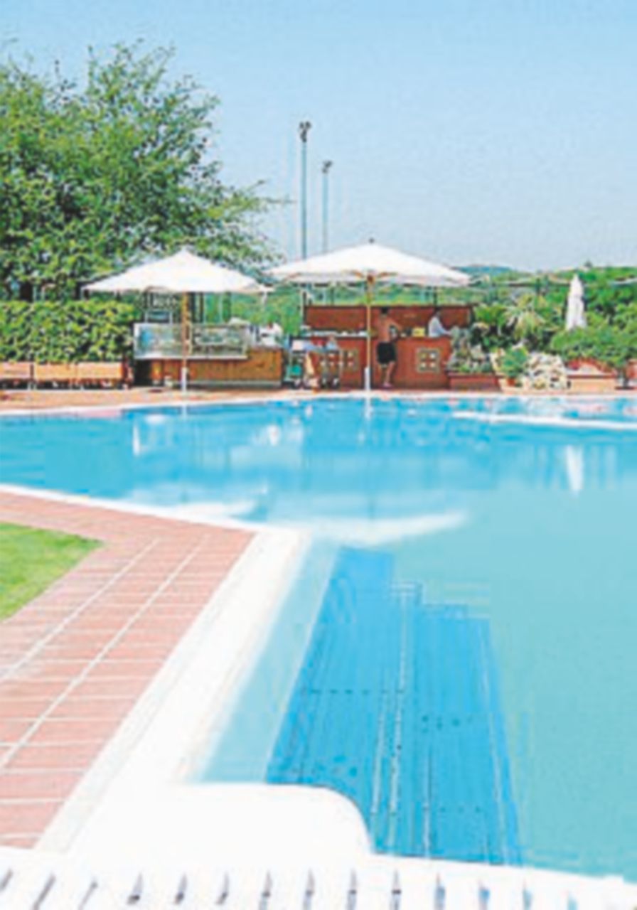 Intossicazione da cloro in piscina a Vicenza: 15 persone soccorse Intossicazione da cloro in piscina a Vicenza: 15 persone soccorse
