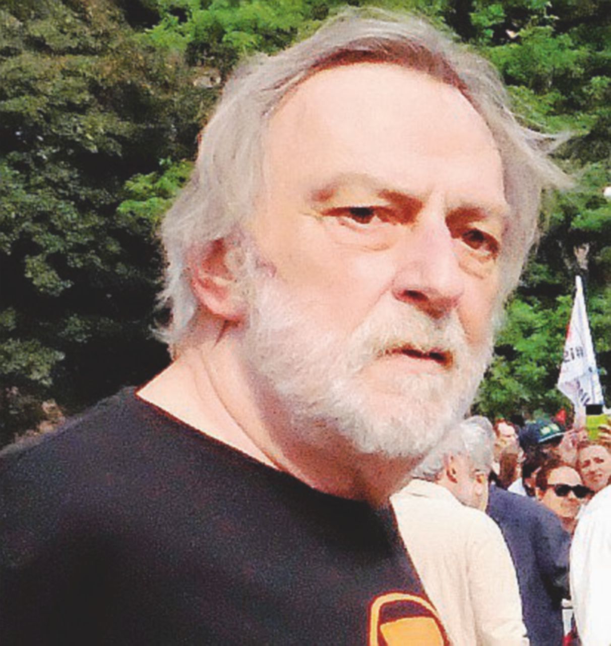 Copertina di Emergency finisce in mezzo alla Strada