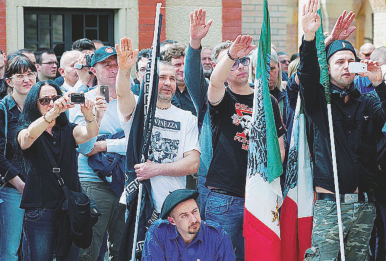 Copertina di Il saluto romano è già reato, ma la condanna dipende dal giudice