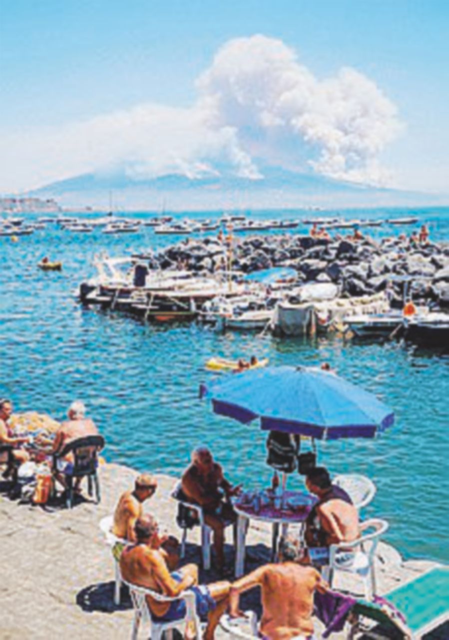Bruciano il Vesuvio, Messina e il Gargano. Emergenza Canadair