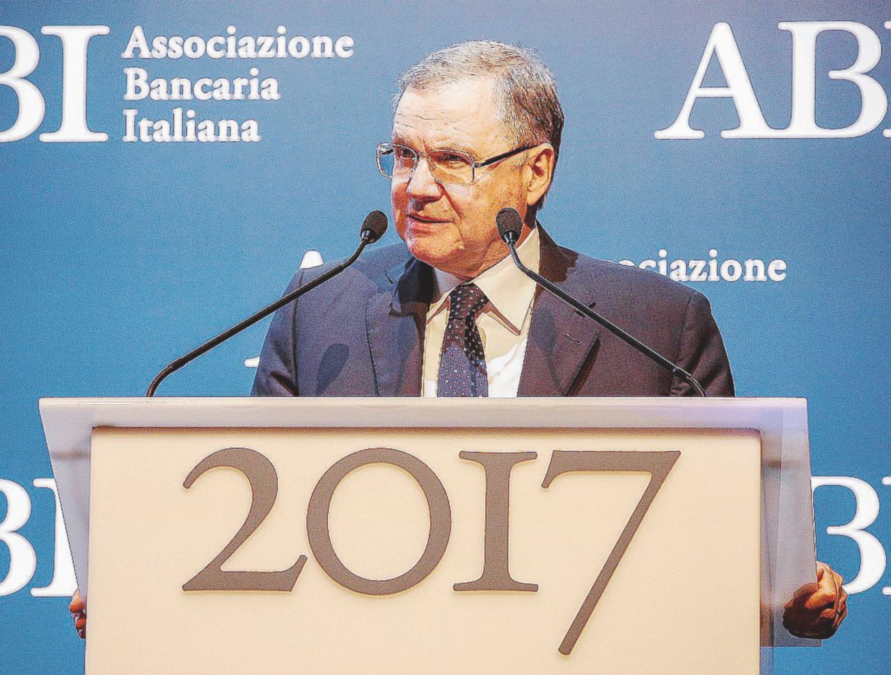 Copertina di Visco nel mirino accusa: “Sulle Venete poca trasparenza”