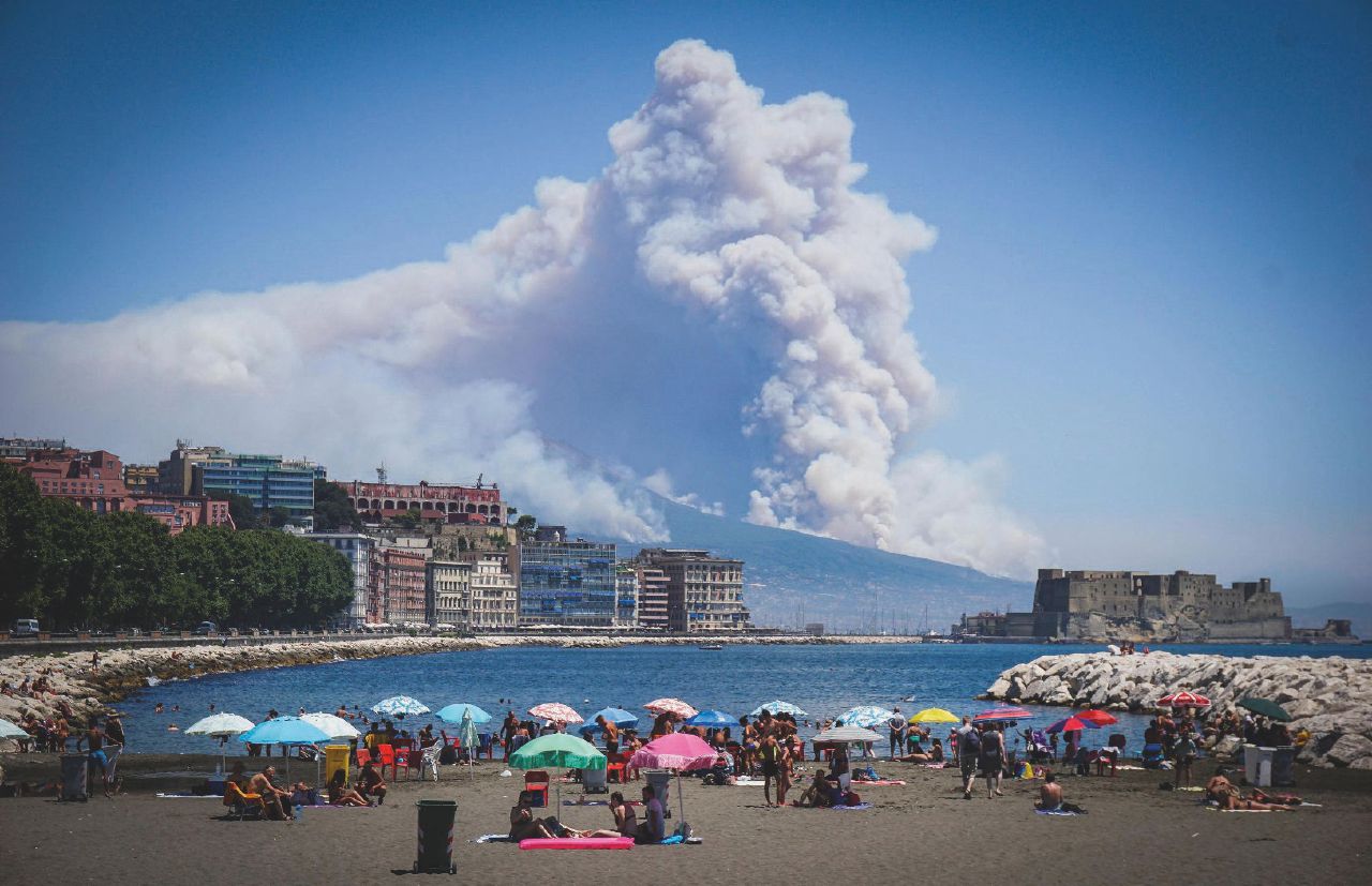 Incendio a bordo di un traghetto proveniente da Palermo nel Golfo di Napoli. Nave alla deriva Incendio a bordo di un traghetto proveniente da Palermo nel Golfo di Napoli. Nave alla deriva