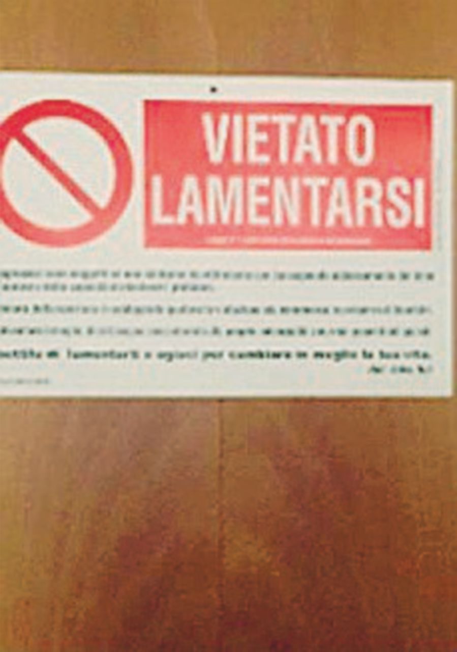 Cartello del Papa: vietato lamentarsi. Follower a 35 milioni