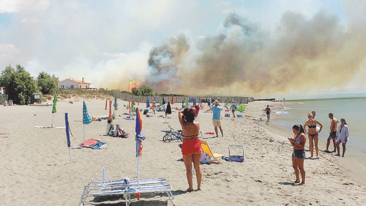 S’alza il vento, ecco Capalbio in fiamme. Volano ombrelloni a Ostia. E frana Scilla