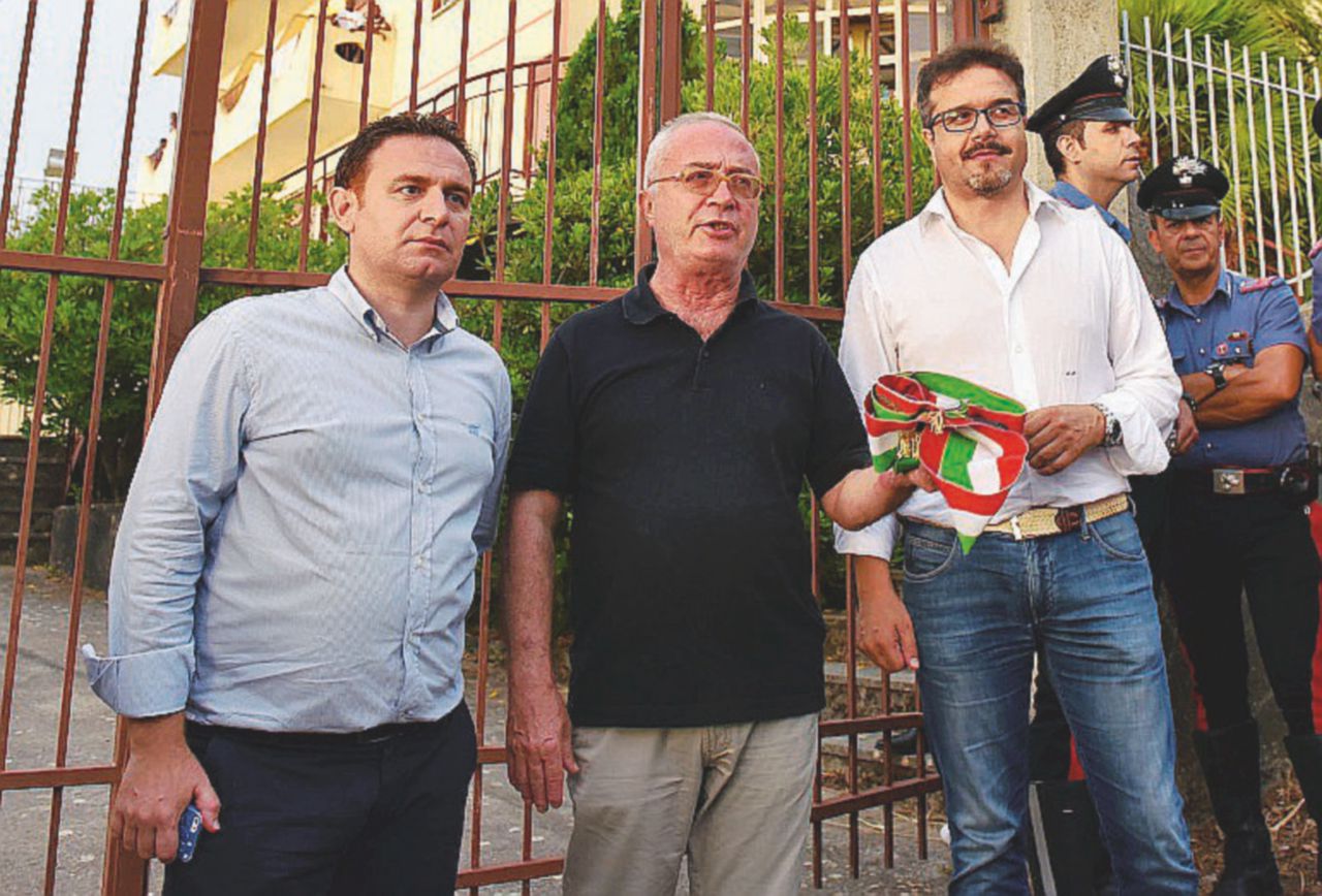 Copertina di I sindaci: “Difendiamo solo la nostra gente”