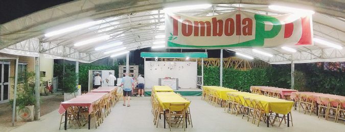 Sul palco - Stand semi vuoti nelle rassegne locali in Toscana ed Emilia - Ansa Viaggio malinconico tra ciò che resta delle Feste dell’Unità