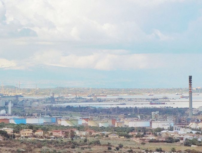 Nel mirino - Il petrolchimico di Siracusa: ieri la procura ha messo i sigilli a tre importanti impianti ritenuti inquinanti Siracusa, sotto sequestro tre impianti del petrolchimico