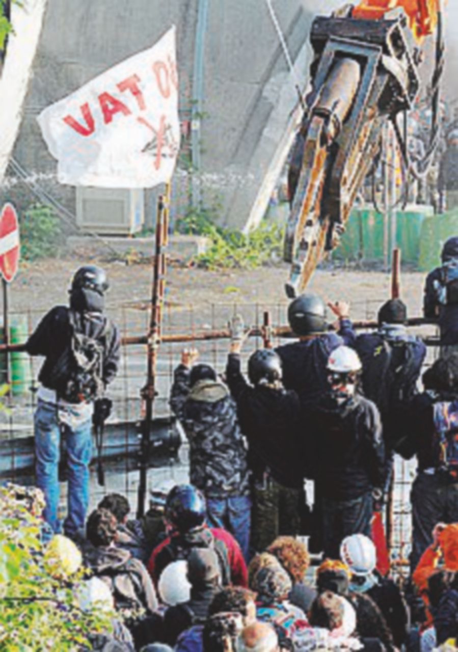 Copertina di Lancio di sassi contro il cantiere: No Tav cacciati con gli idranti