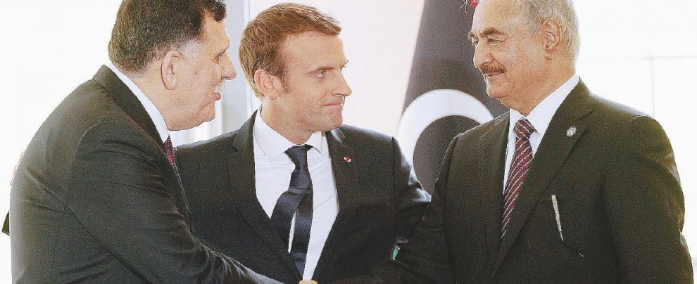 A Parigi - Emmanuel Macron con il primo ministro libico al Sarraj e il generale Haftar - Ansa Au revoir Roma: al Sarraj e Haftar, pace sotto l’Eiffel