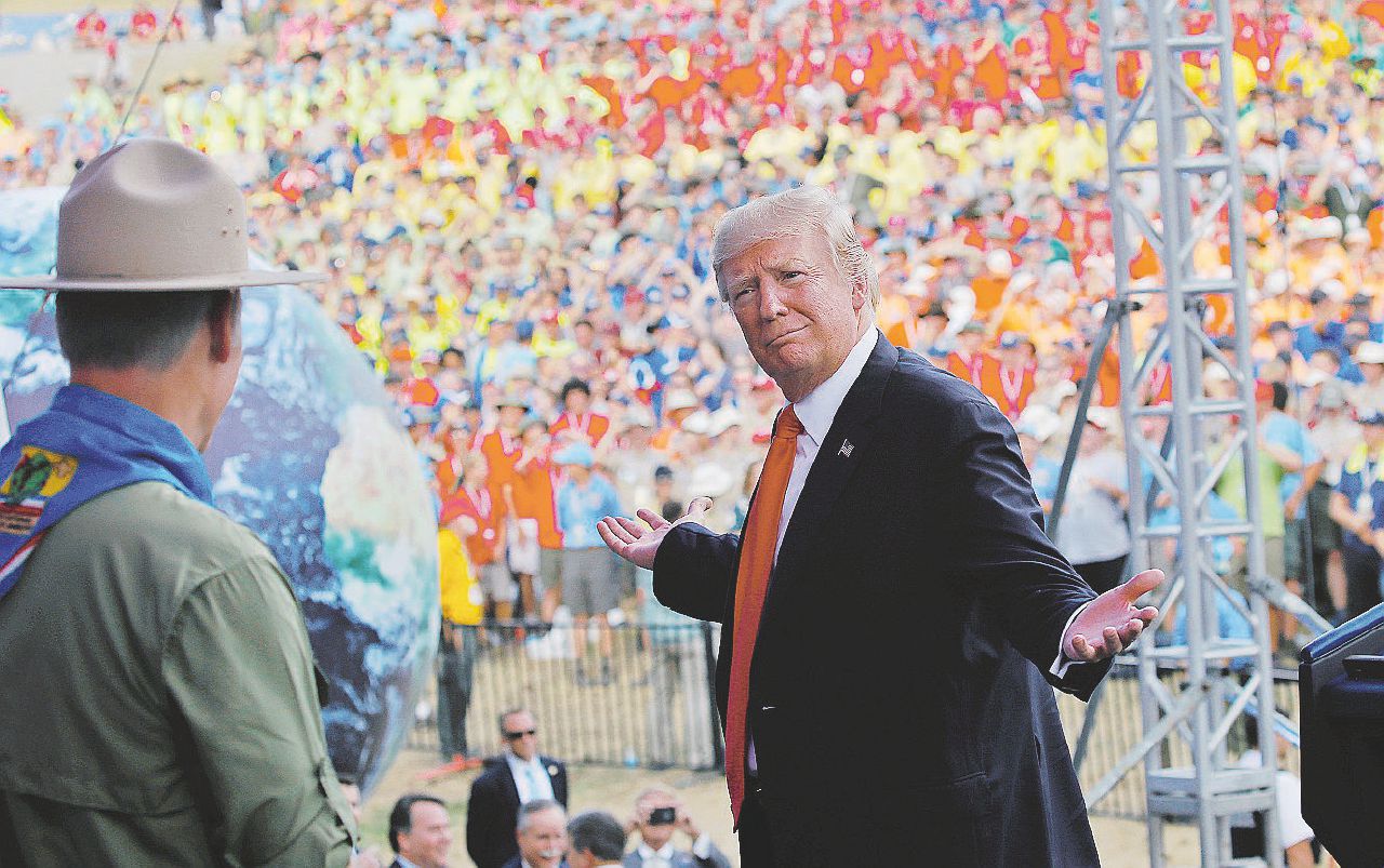 The Donald fa il lupetto: “Vi spiego le fake news”