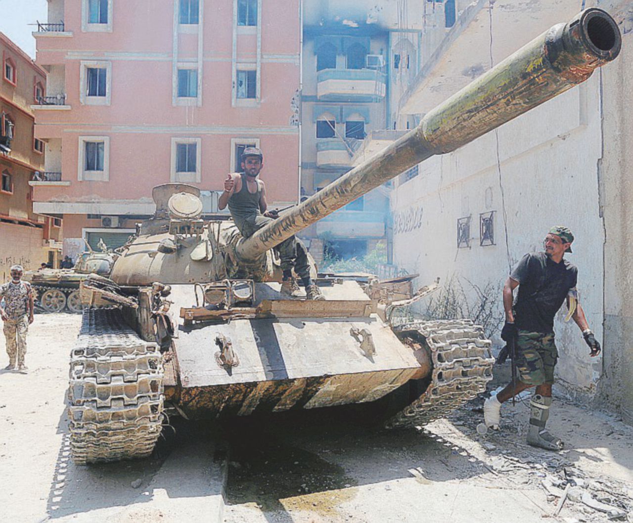 Alzo zero - Unità corazzata dell’esercito libico a Bengasi durante scontri con milizie islamiche - Ansa Grosso guaio a Tripoli: il presidente e gli alleati riluttanti al “cessate il fuoco”