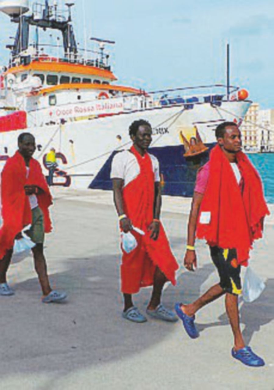 Sicilia, sbarcano in 240. A bordo pure 13 morti. Naufragio nell’Egeo