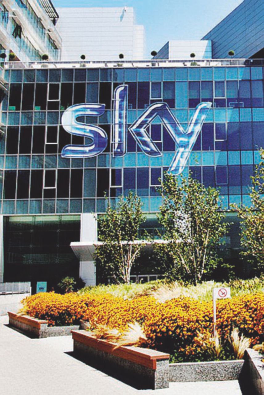 Gli utili di Sky salgono del 139% a giugno. Ma l’azienda aumenta i prezzi e licenzia